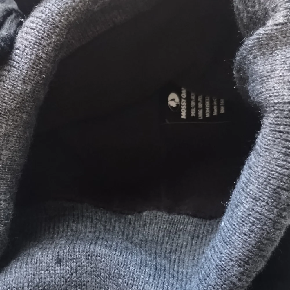 Mossy Oak Black and Gray Gloves and Beanie Set - Picture 4 of 6